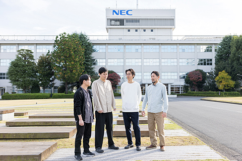 事業場の中庭で仲間と談笑