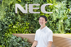 NECロゴマークと笑顔のMori氏
