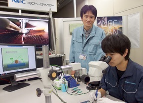 自社内の後進者への指導(左側が眞山)の様子